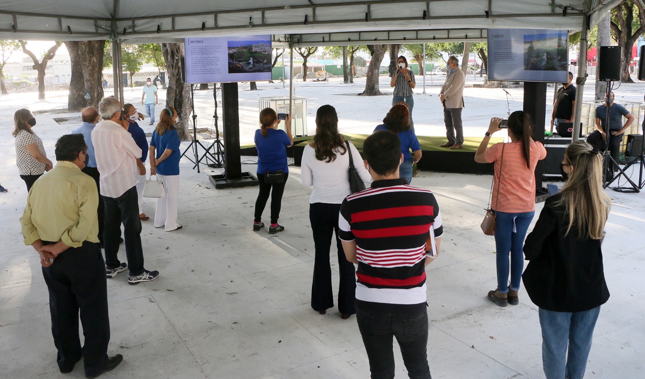 grupo de pessoas na praça josé de alencar